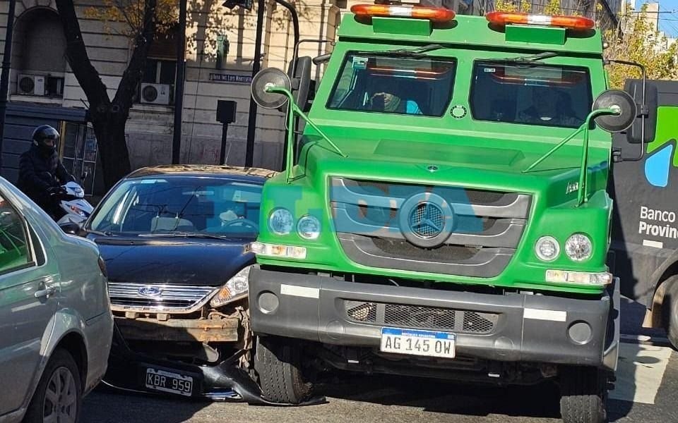 Un camión de caudales destrozó un auto en pleno centro de La Plata