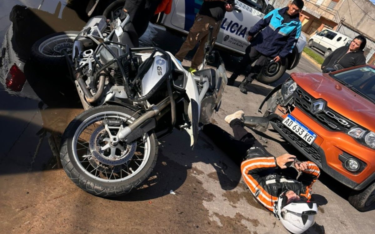Un motociclista herido tras un fuerte choque en La Plata: "La ambulancia tardó mas de media hora"