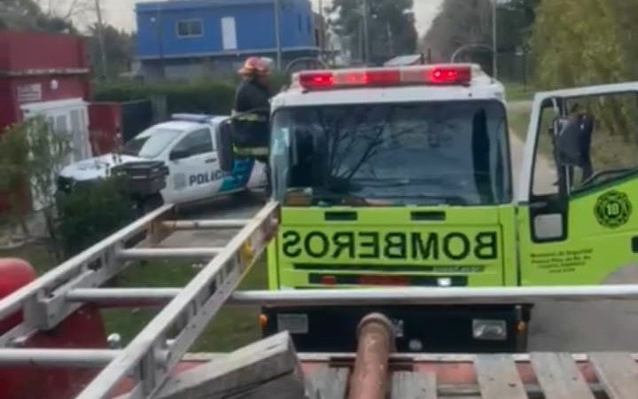 Incendio en Arturo Seguí: una casilla de madera ardió en llamas