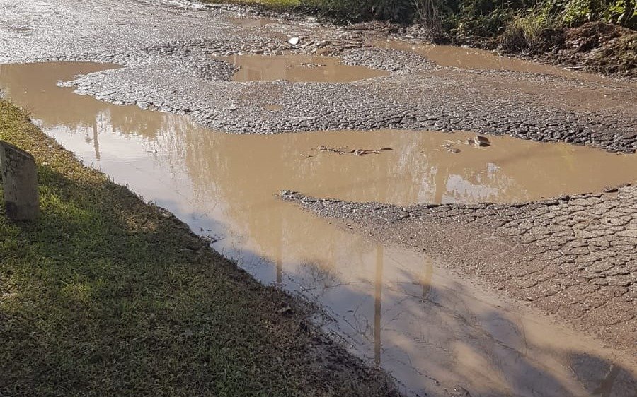 Vecinos de City Bell reclaman por una calle colmada de pozos