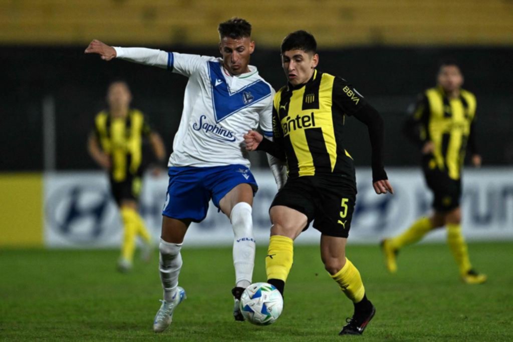 Vélez igualó con Peñarol y clasificó líder