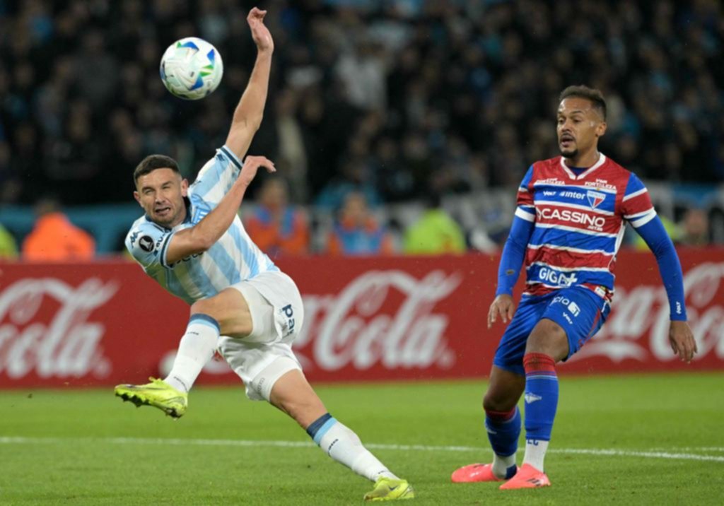 Racing derrotó a Fortaleza y salió primero