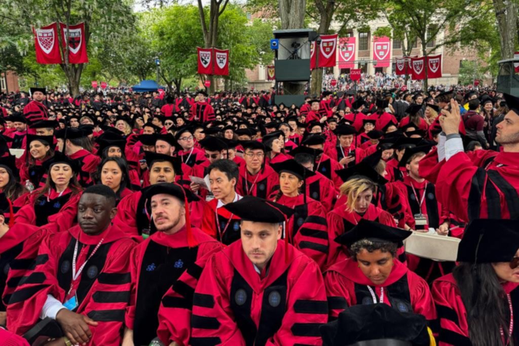 Tensa graduación: Harvard festejó pese a Trump
