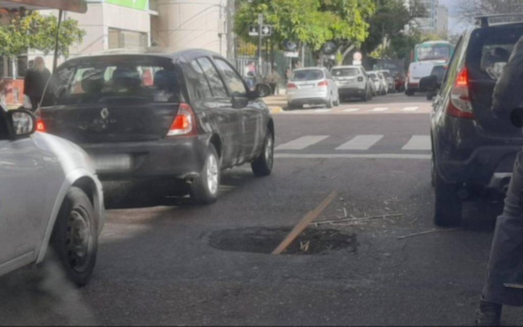 En pleno centro, un socavón pone en peligro a los conductores