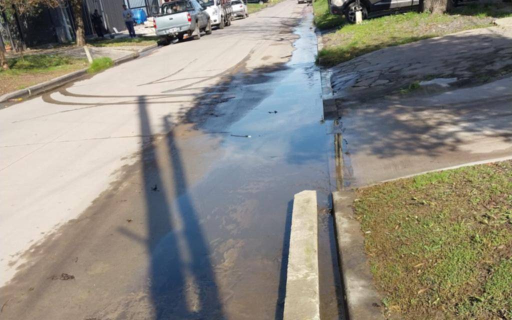 Una pérdida de agua en Berisso que genera reclamos y no tiene respuesta
