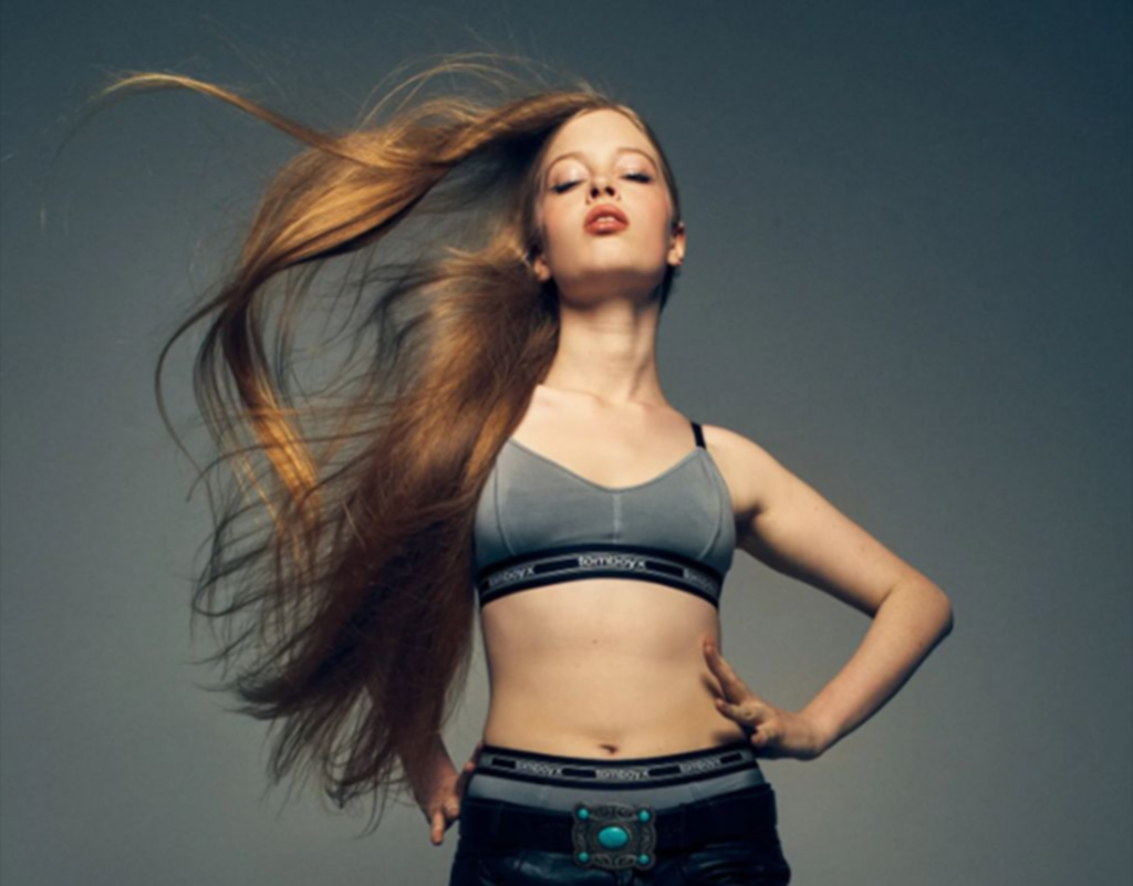 "Aterrada": la hija trans de Elon Musk debutó como modelo