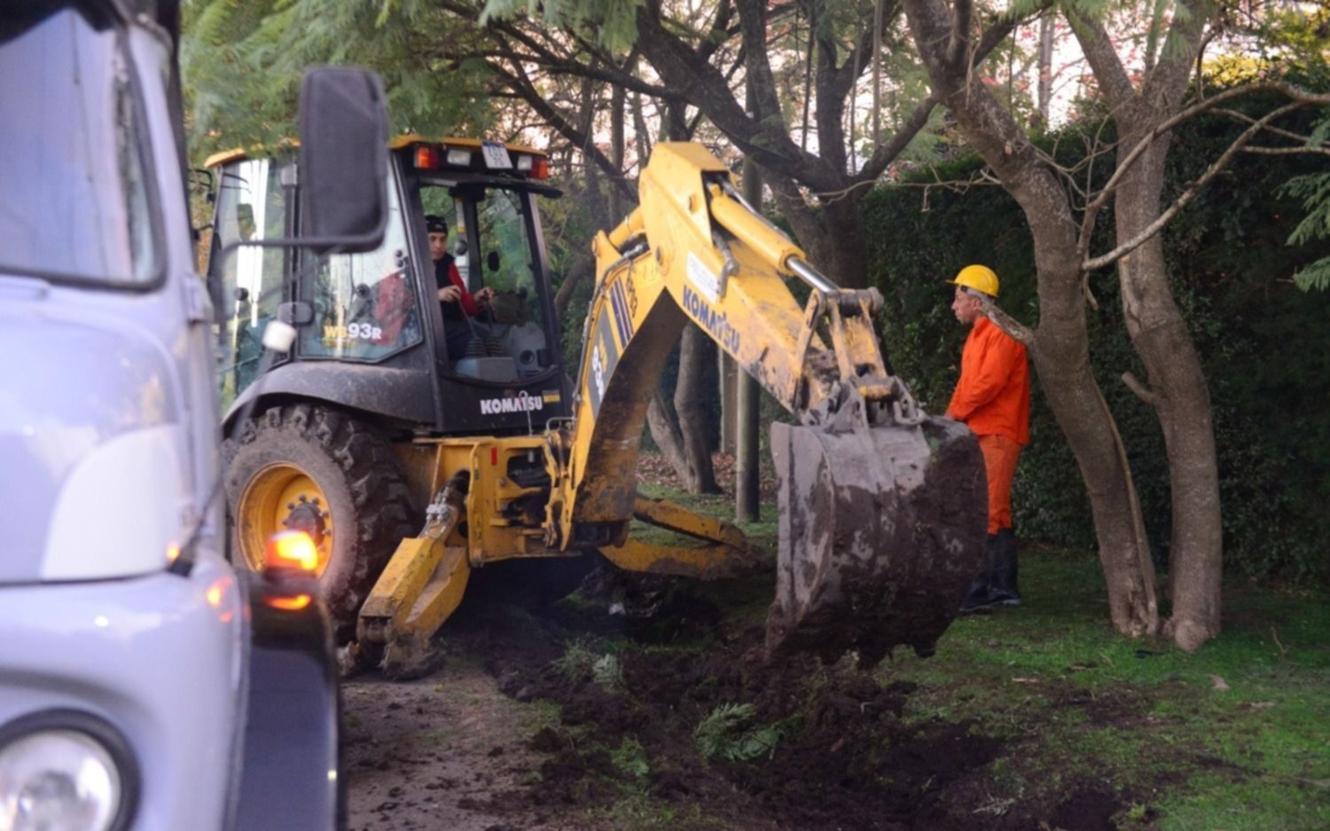 Arrancó en City Bell el plan de obras públicas: ya asfaltan la 460