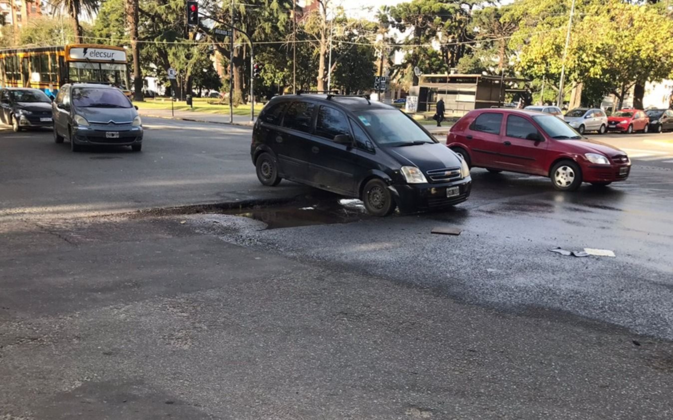 El pozo "destructor" de autos de La Plata que tiene en vilo a los conductores