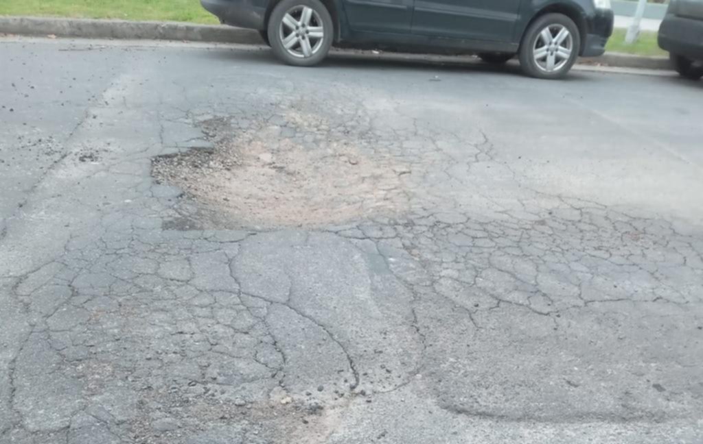 El problema de los baches también en Gonnet, según denuncia una vecina