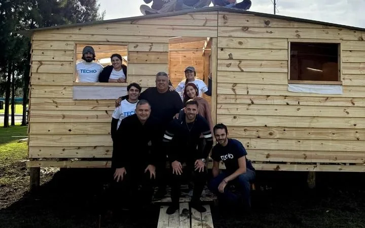 Chiqui Tapia presentó las casas para donar a Bahía Blanca y en la redes no lo perdonaron