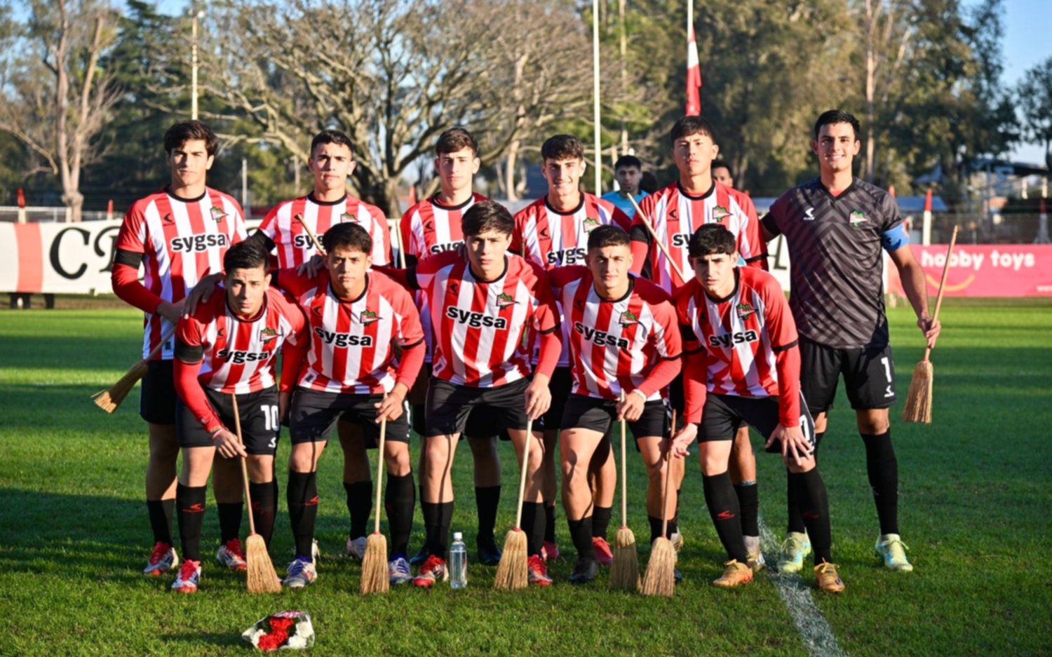 Escobas, flores y aplausos: emocionante homenaje de las juveniles de Estudiantes a Juan Ramón Verón en el Country Club