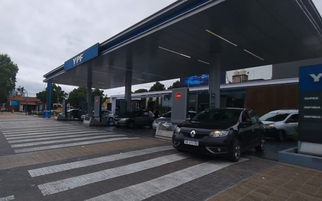 Vuelven a aumentar los combustibles a partir del domingo: cuánto costará cargar en La Plata