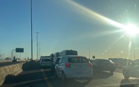 Piquete y tensión en la Autopista: tránsito estuvo complicado para llegar y salir de La Plata