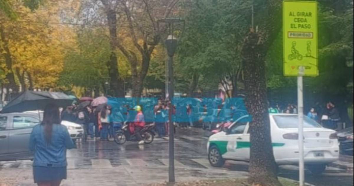 Docentes marcharon en La Plata y reclamaron mejoras salariales frente ...