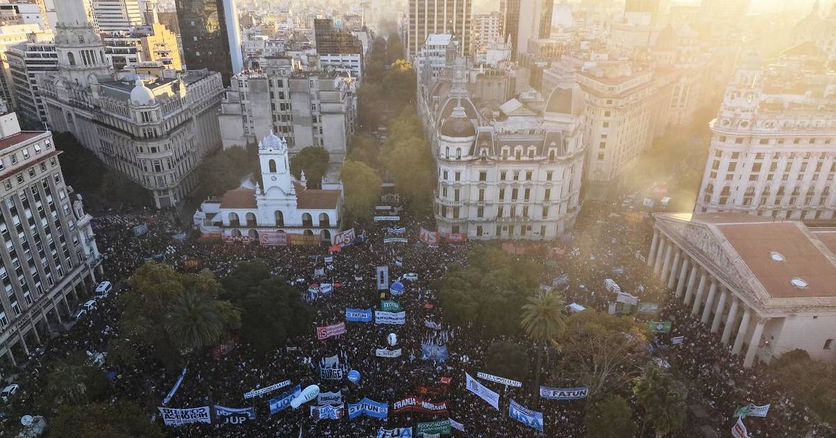 Marcha Universitaria: miles de docentes y estudiantes llenaron la Plaza ...