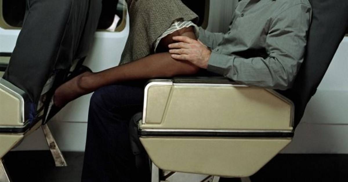 Escándalo sexual en un avión: ordenan borrar fotos y datos de la mujer | El Dia