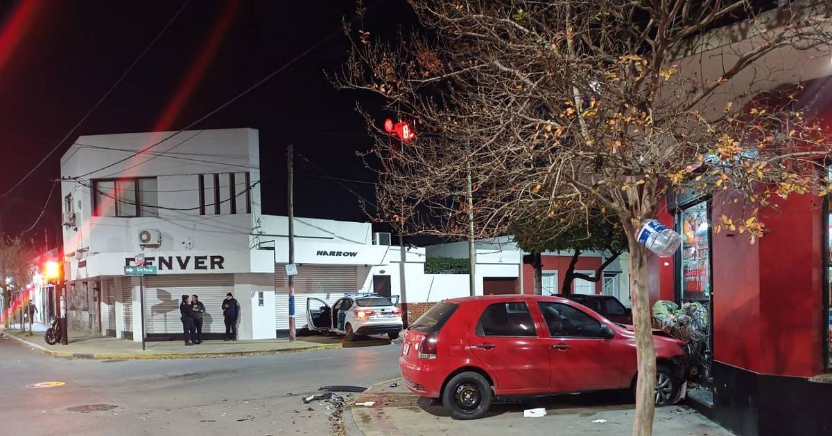 Un auto y un patrullero protagonizaron un choque en una transitada esquina de Ensenada | El Dia