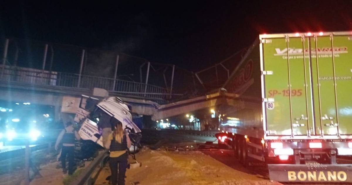 Impactante accidente en Panamericana: un camión provocó la caída de un puente peatonal en Escobar | El Dia
