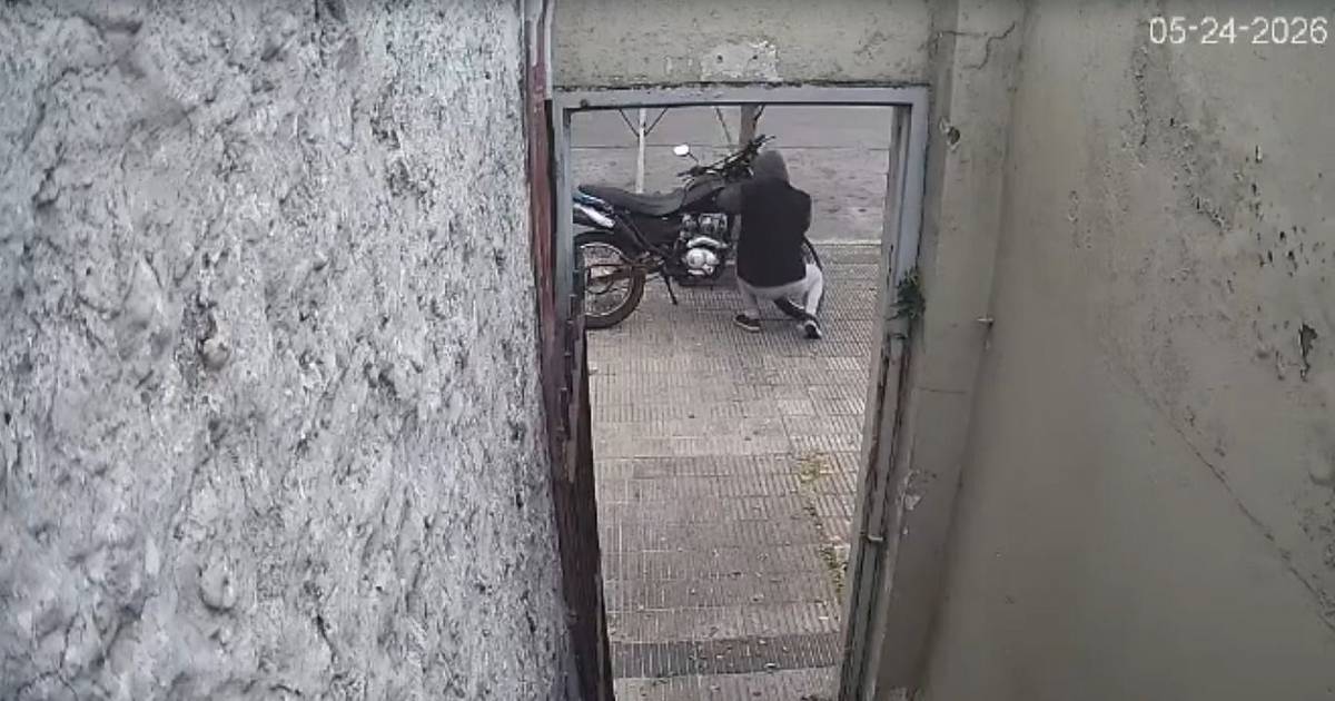 Tensión en La Loma: un delincuente se llevó una moto a plena luz del día en 25 y 43 | El Dia