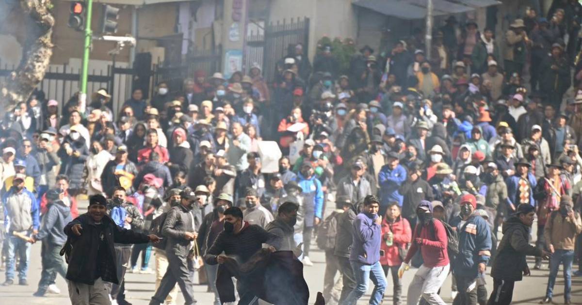 Paz se baja el sueldo para apagar la crisis en Bolivia | El Dia