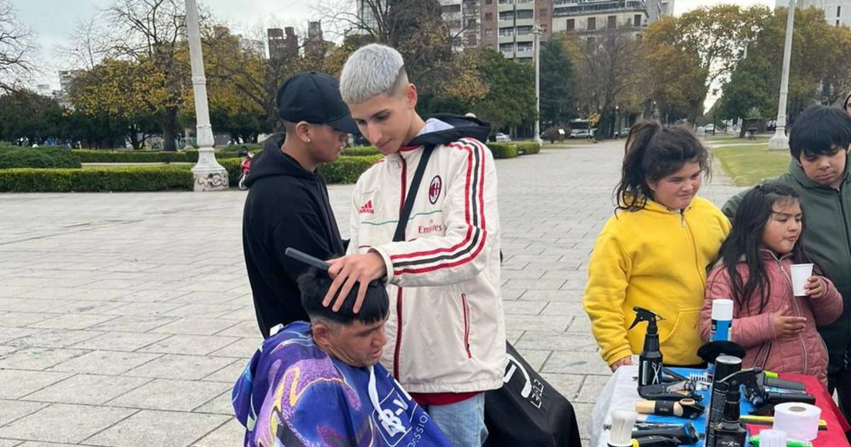 Un joven peluquero desplegó solidaridad en la plaza Moreno | El Dia