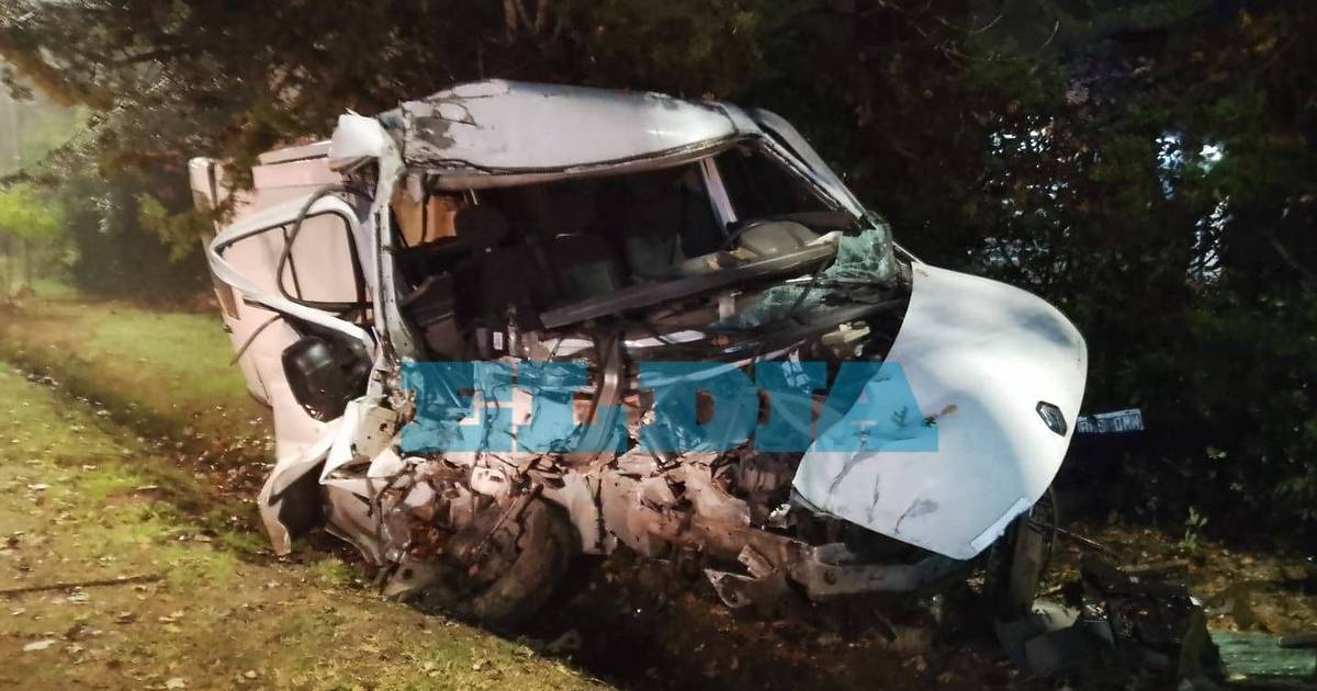 Choque en La Balandra: un conductor quedó atrapado tras chocar contra un poste | El Dia
