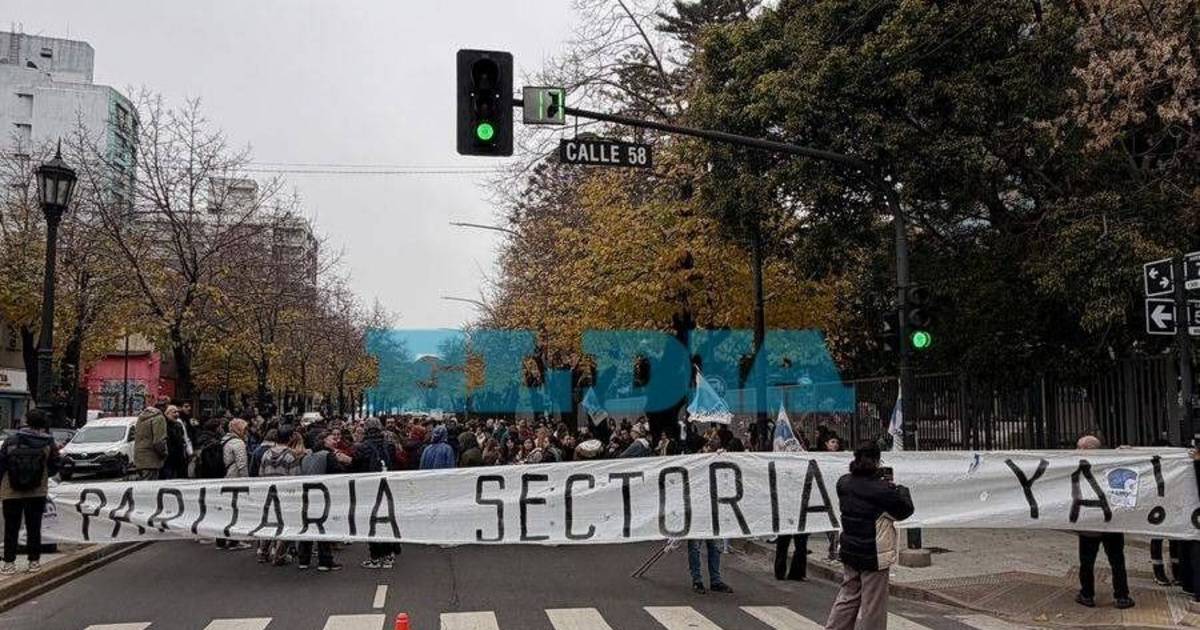 Caos en el Centro de La Plata por piquete de trabajadores de Infraestructura en 7 y 58 | El Dia
