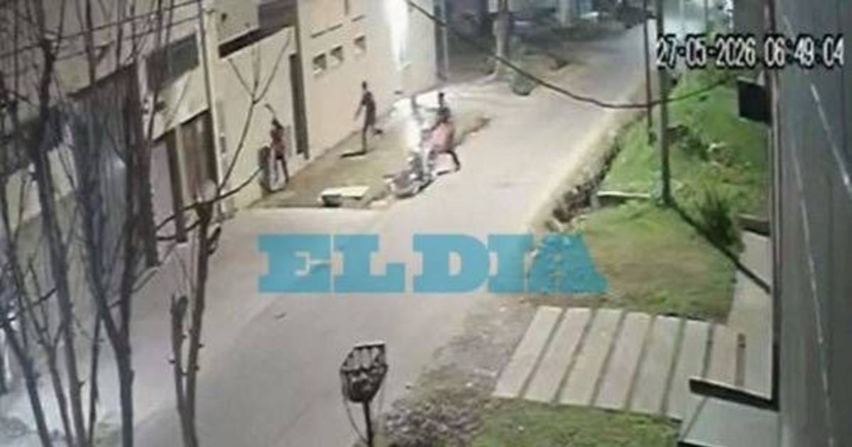 VIDEO. Ataque motochorro en San Carlos: tres delincuentes sorprendieron a un joven cuando llegaba a trabajar | El Dia