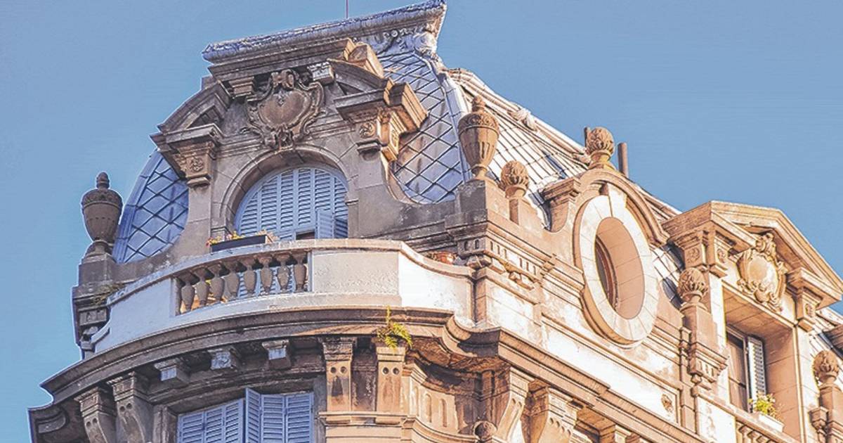 El palacio silente de Diagonal 80: entre cúpulas, balcones y molduras francesas