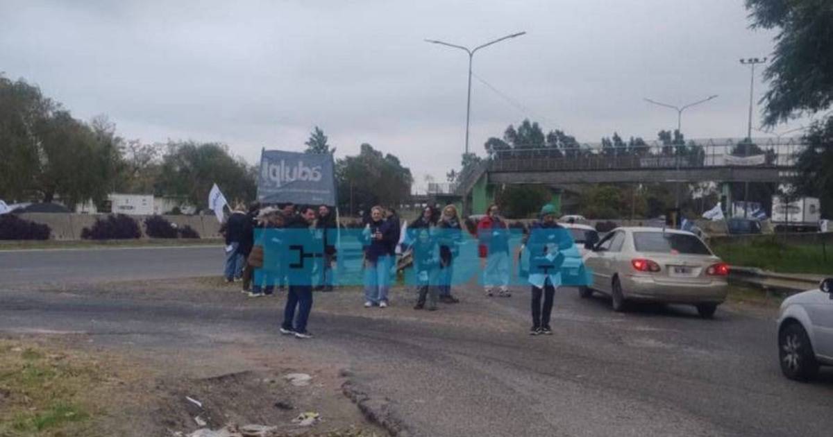 Con volanteada en la bajada de la Autopista, sigue el paro de los docentes de la UNLP | El Dia