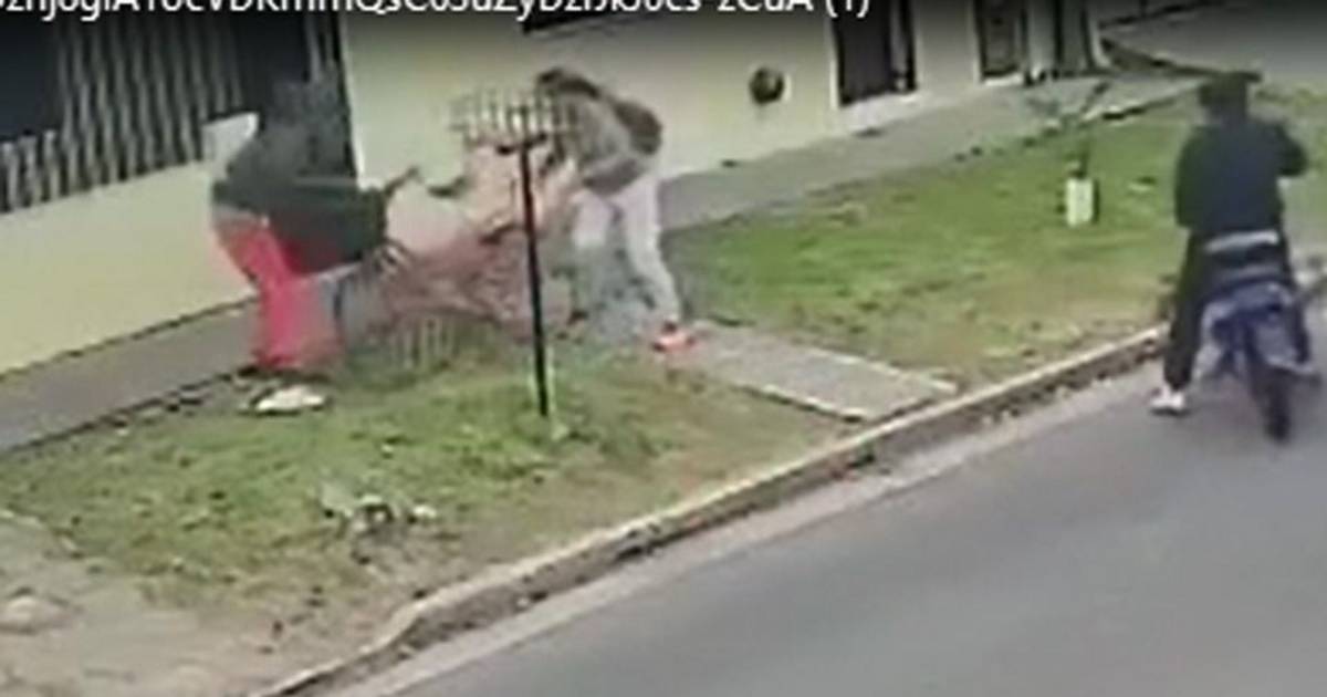 VIDEO. Motochorros atacaron a una mujer para sacarle la bicicleta camino al trabajo | El Dia