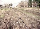 Faltan cercos perimetrales y señales sonoras en las vías