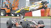 Hamilton adelante y Alonso a los trompos