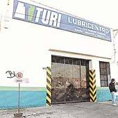 Asalto en lubricentro de 72 y 8: escucharon el ruido de una picana, pero no los tocaron