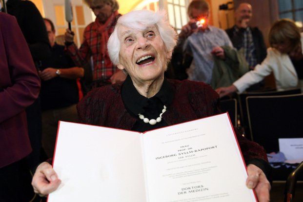 A los 102 años, logró el doctorado que los nazis le negaron
