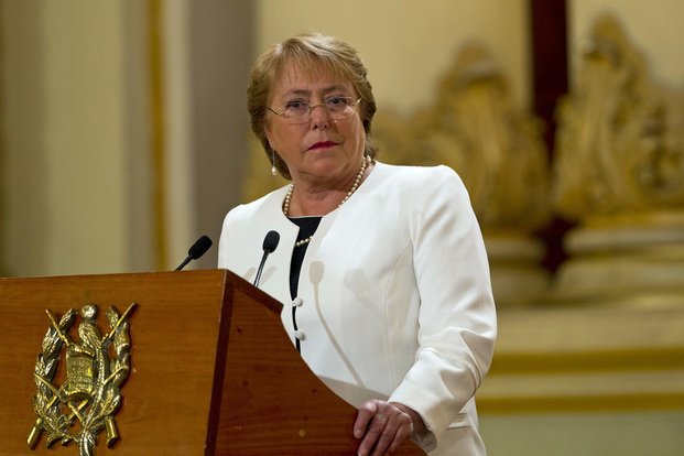 Sigue en caída libre la popularidad de Bachelet