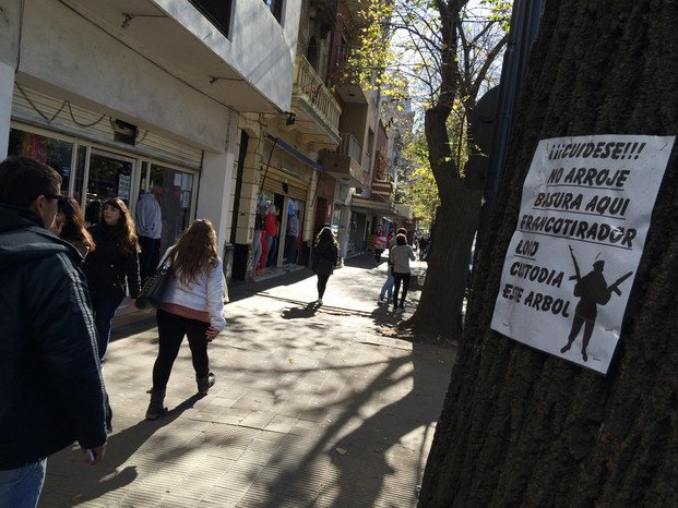 Con un curioso cartel buscan evitar que arrojen basura