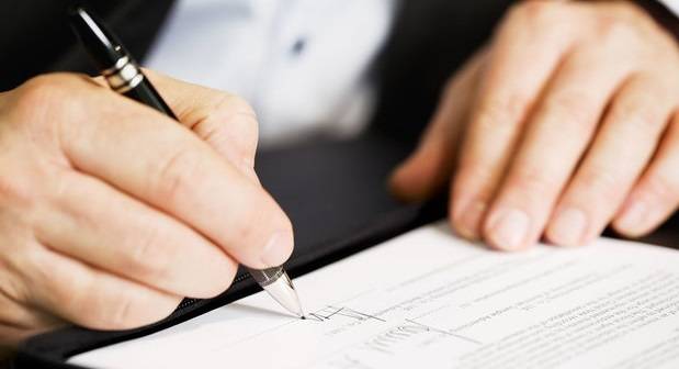 En un contrato, ¿en que parte de la hoja se debe firmar para evitar una estafa?