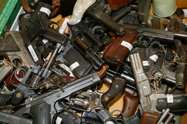 Descubren mercado clandestino de armas en una página de Facebook