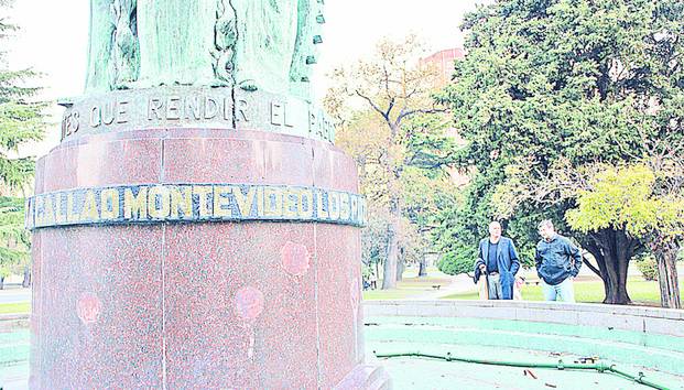 Señales de abandono en la plaza Almirante Brown