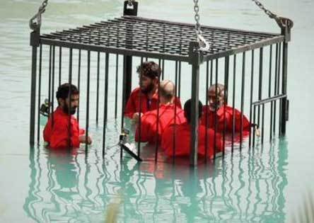 Horror sin fin: el ISIS ahoga a prisioneros en una jaula
