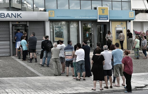 Grecia anuncia un corralito y sólo se podrán sacar hasta 60 euros por día
