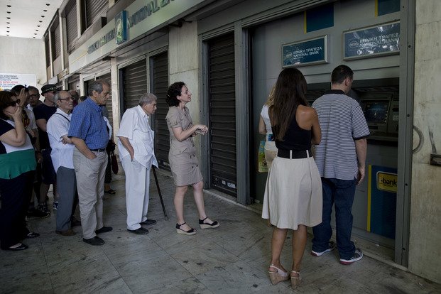 Grecia vive su primer día de "corralito"