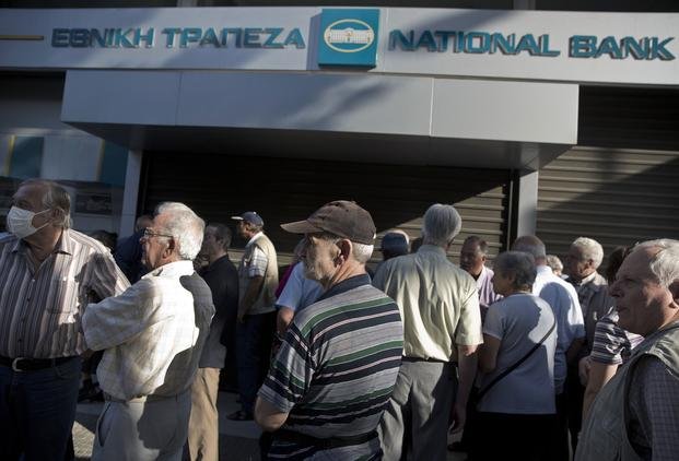 Largas filas en los cajeros y desesperanza en Atenas
