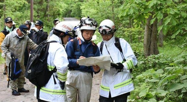 Buscan al niño japonés abandonado en el bosque por sus padres