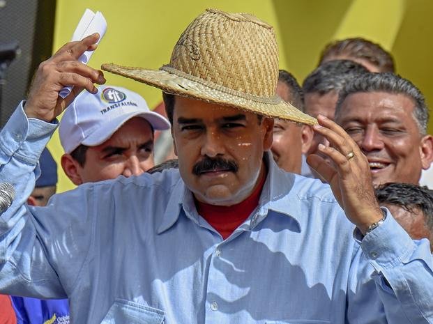 Bajo presión, Maduro se ofrece a dialogar con la oposición