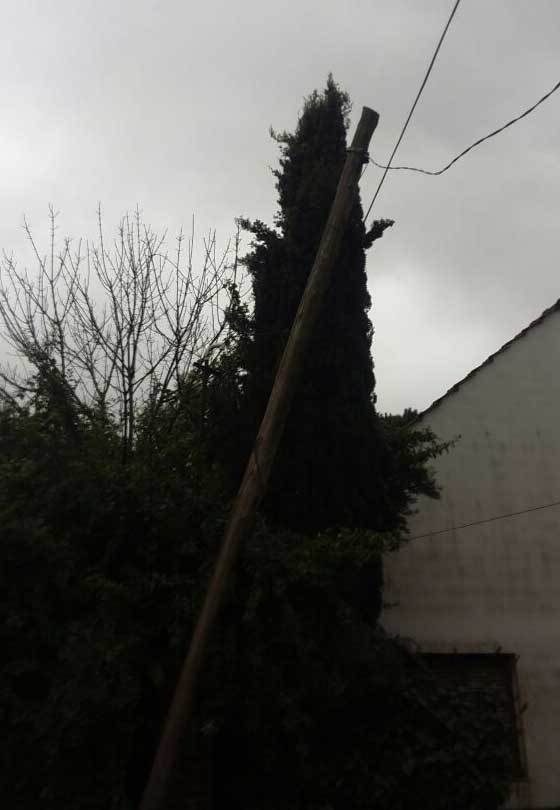 Advierten por un poste de luz a
punto de caerse en 10, 497 y 498