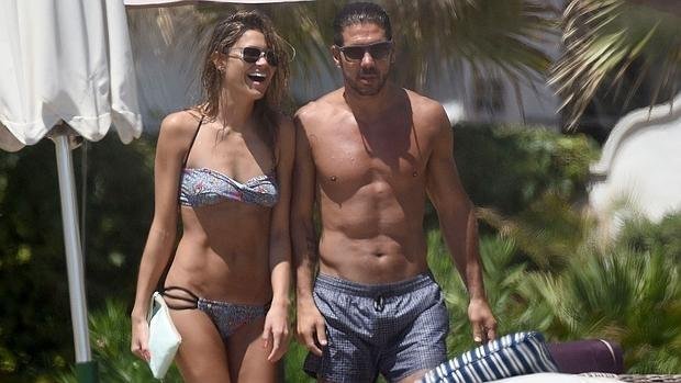 El Cholo olvida sus penas futboleras 
con su joven novia en Miami Beach