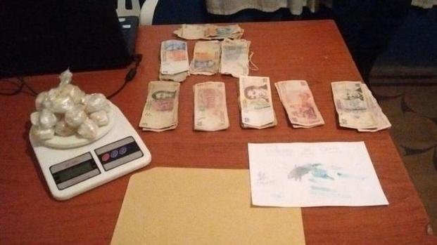 Cae "dealer" tucumano mientras operaba en moto junto a sus hijos