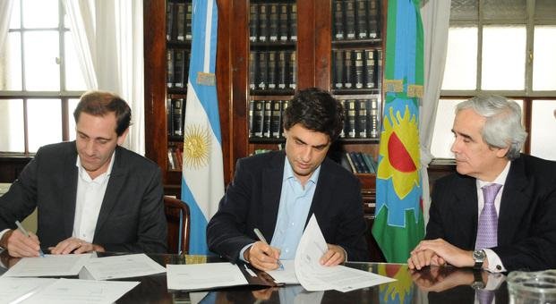 Garro firmó una serie de convenios con la Provincia